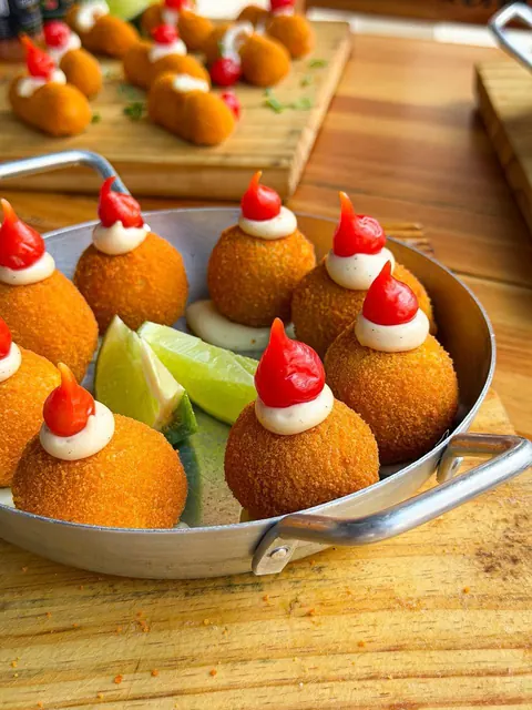 Bolinhos do Mirante servidos em uma travessa